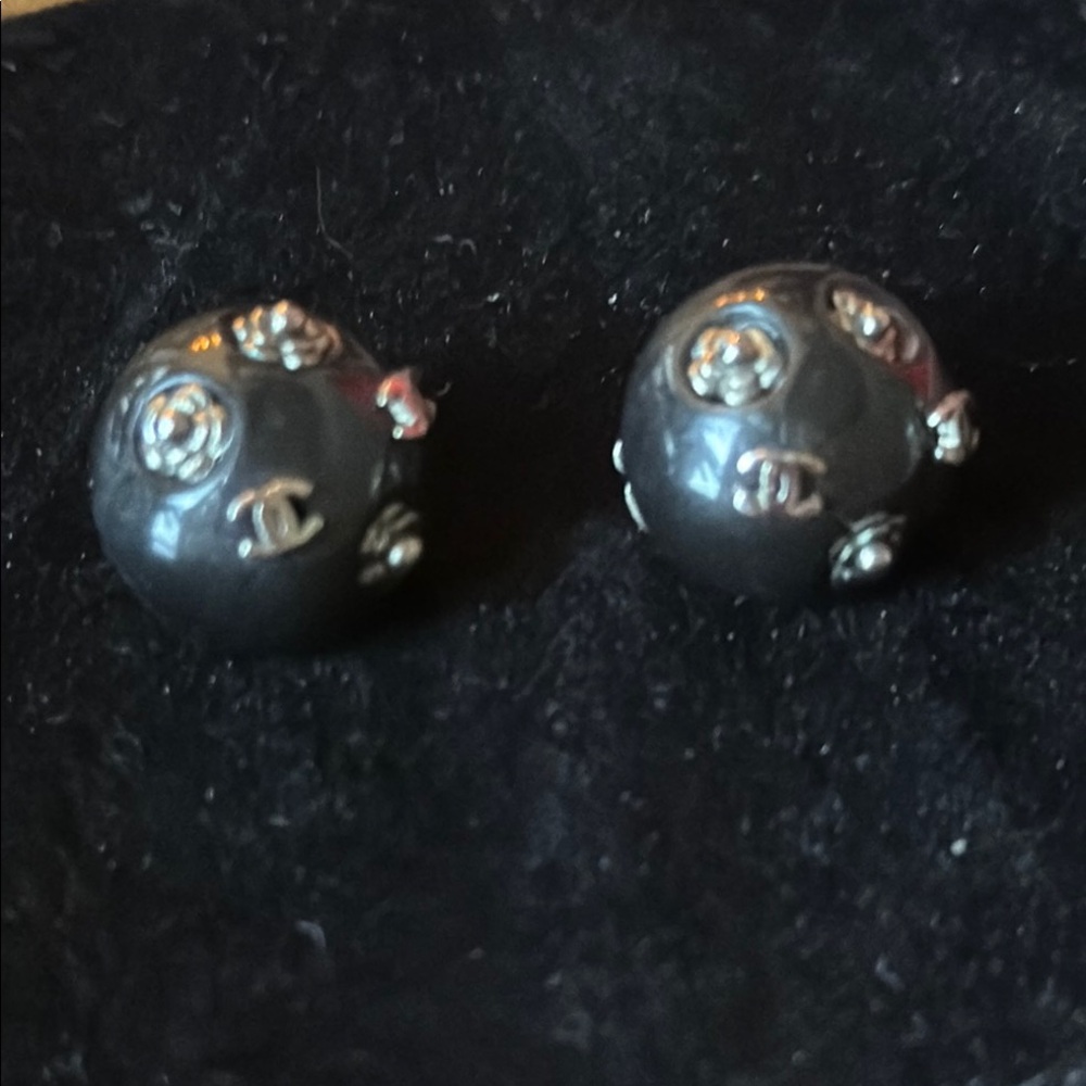 Vintage Authentic CHANEL CC & Flower Black and Silver Earrings Clip on